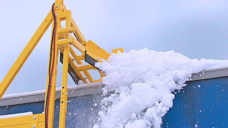 Automated clearing of snow from tractor trailer rooftop